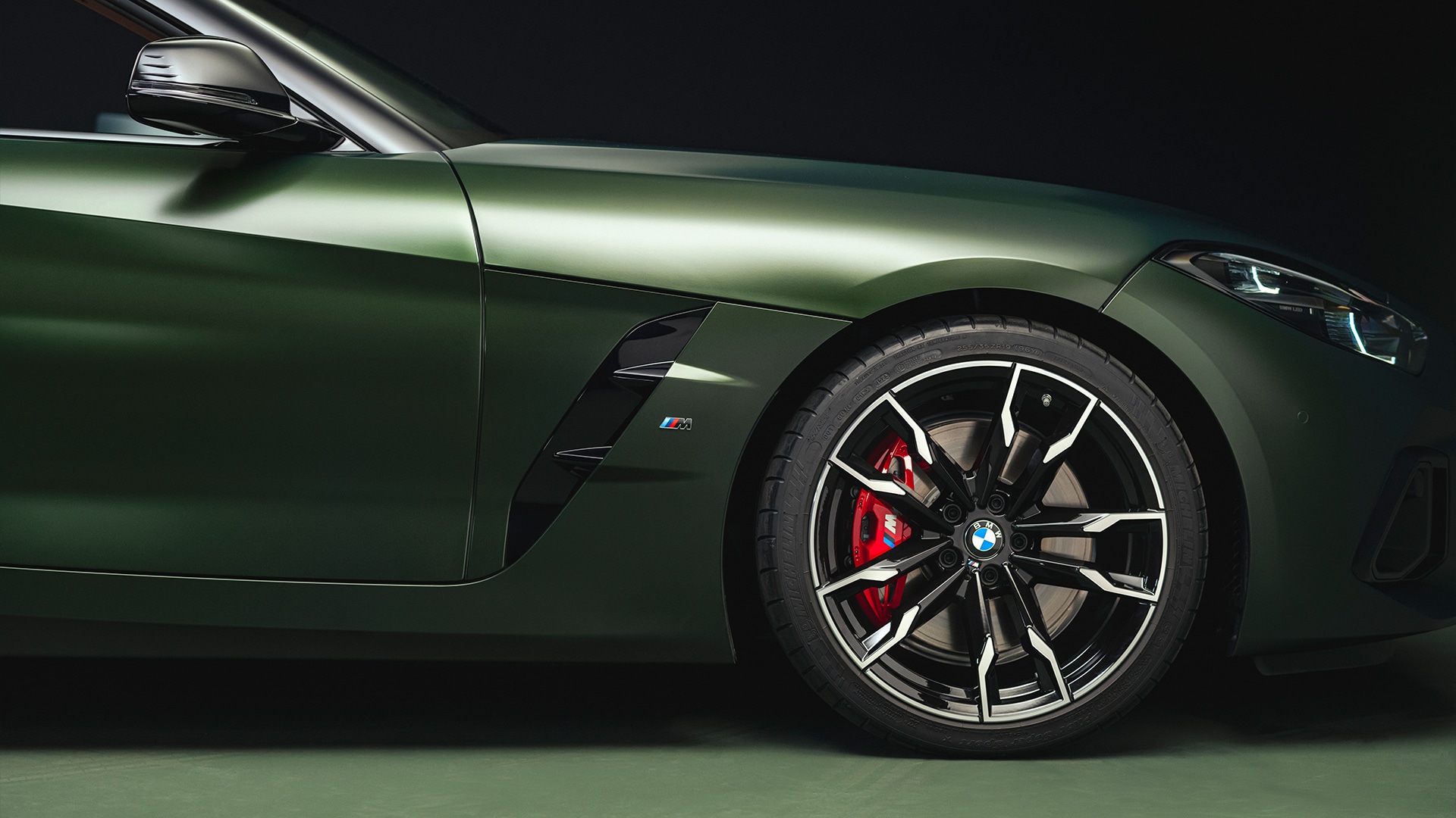 Frozen Deep Green Metallic on the BMW Z4 M40i: the matt paintwork enhances dynamic sporty appeal.