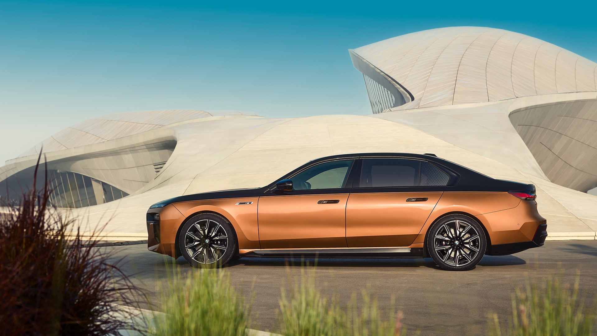 The BMW i7 M70 xDrive in exclusive BMW Individual Two-Tone paint finish Liquid Copper/Sapphire Black Metallic.