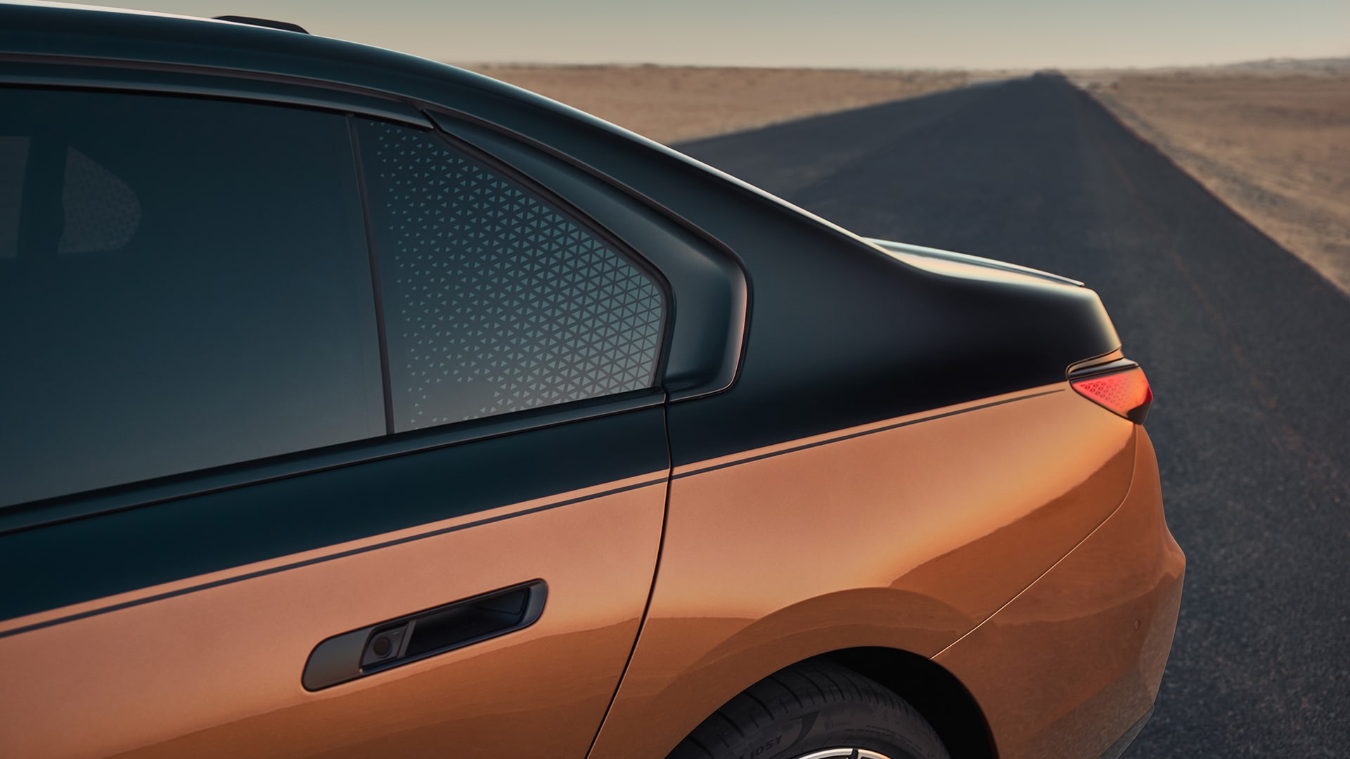 The precisely applied coach line separates the colour tones, thereby giving the model a distinctive signature look.
