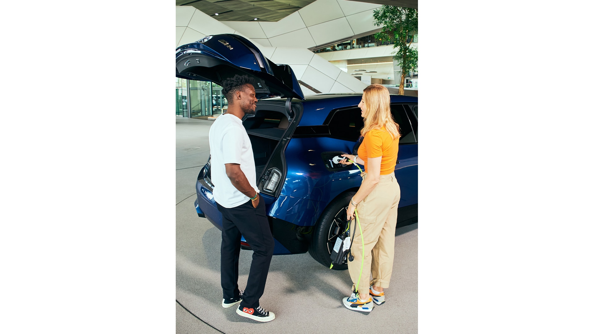 Charging is no obstacle – Tomi and Charlie show how easy it really is to charge.