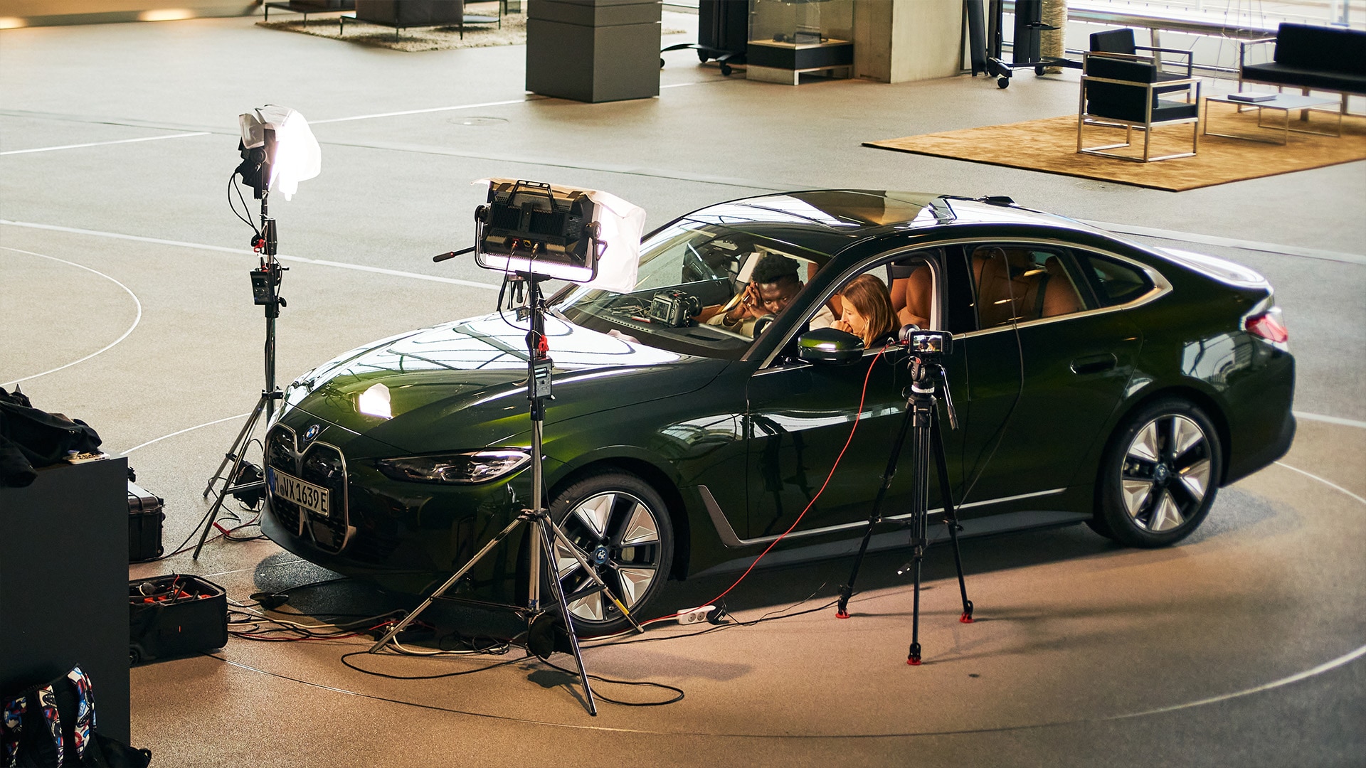 A look behind the scenes of production: Tomi and Charlie in the BMW i4 eDrive35.