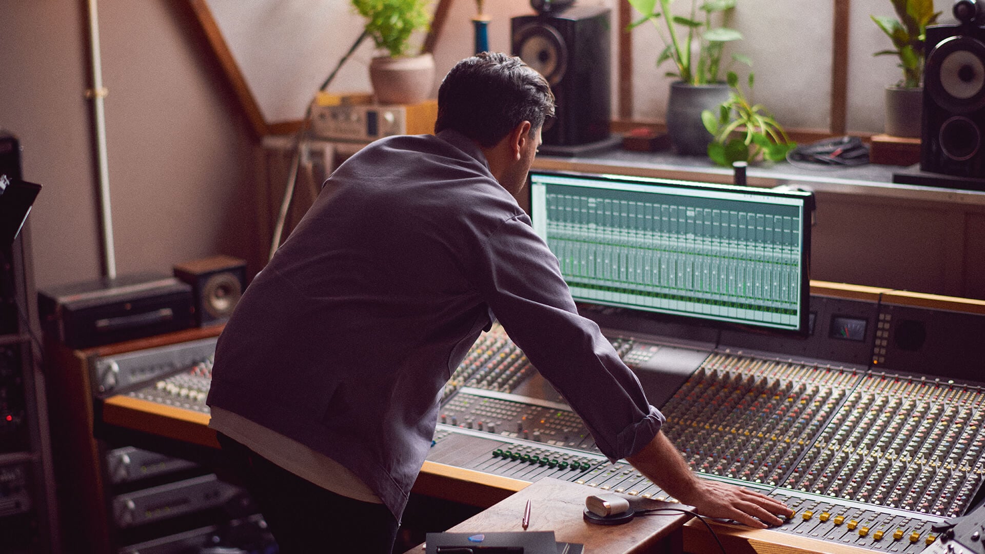 What unites Bowers & Wilkins and BMW is the passion for constantly pushing technical and visual boundaries.