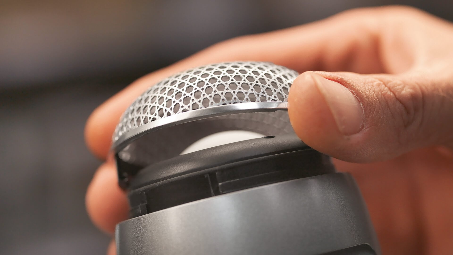 Every single speaker of the car audio system is individually designed. Each model receives its own unique configuration to draw out the most authentic sound experience for the most accurate music playback.