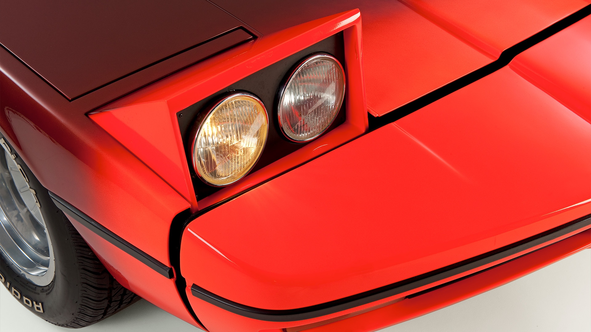 1972: The folding headlamps of the BMW Turbo combined aerodynamics and aesthetics. Hidden when closed, they revealed two lights on each side when opened – a lighting concept that was later taken up in the design of the BMW M1 and BMW 8 Series.&nbsp;
