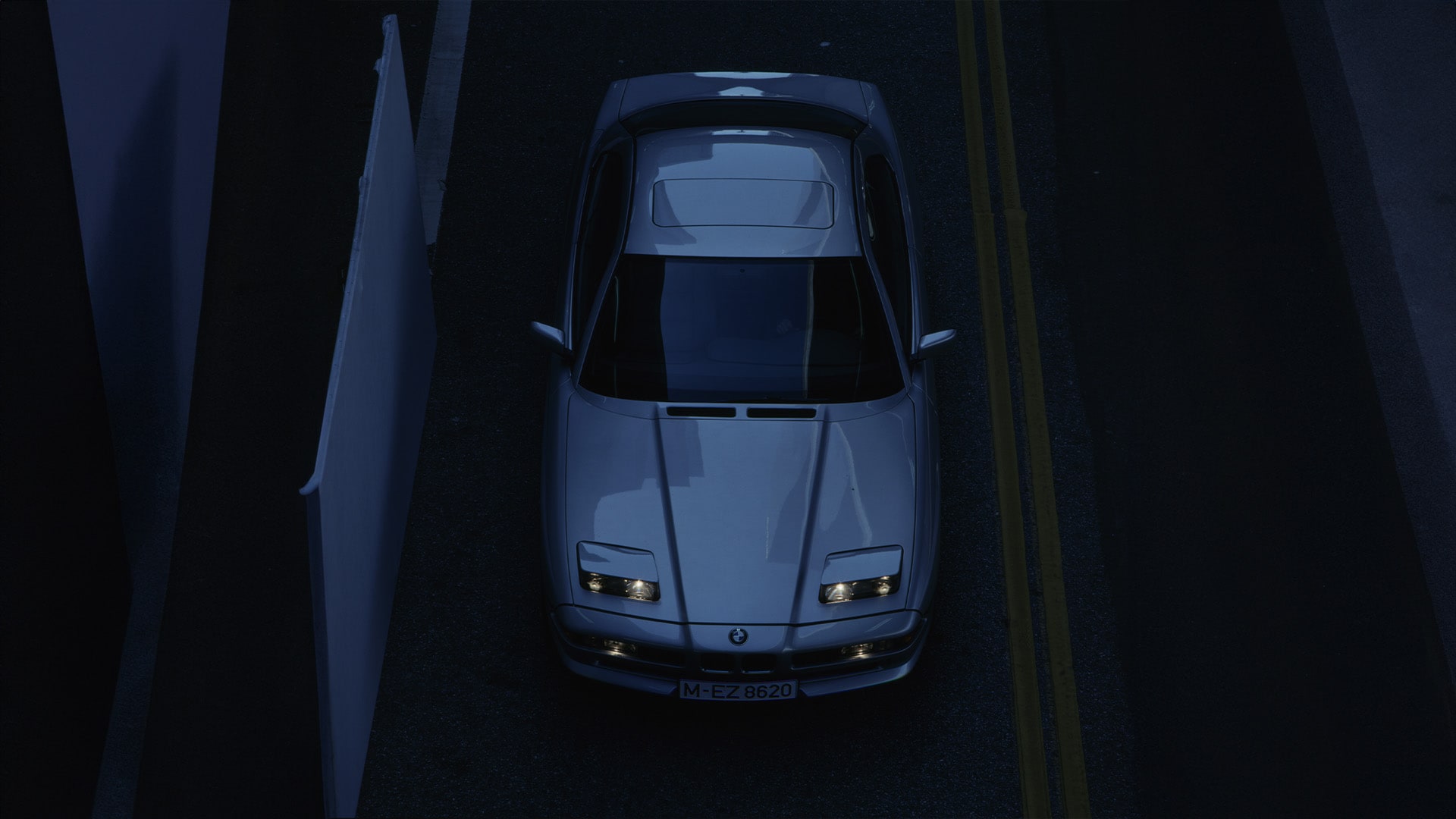 1989: The BMW 8 Series combined slim folding headlamps with state-of-the-art projection technology. When open, they ensured precise light distribution – an innovation of the late 1980s.&nbsp;