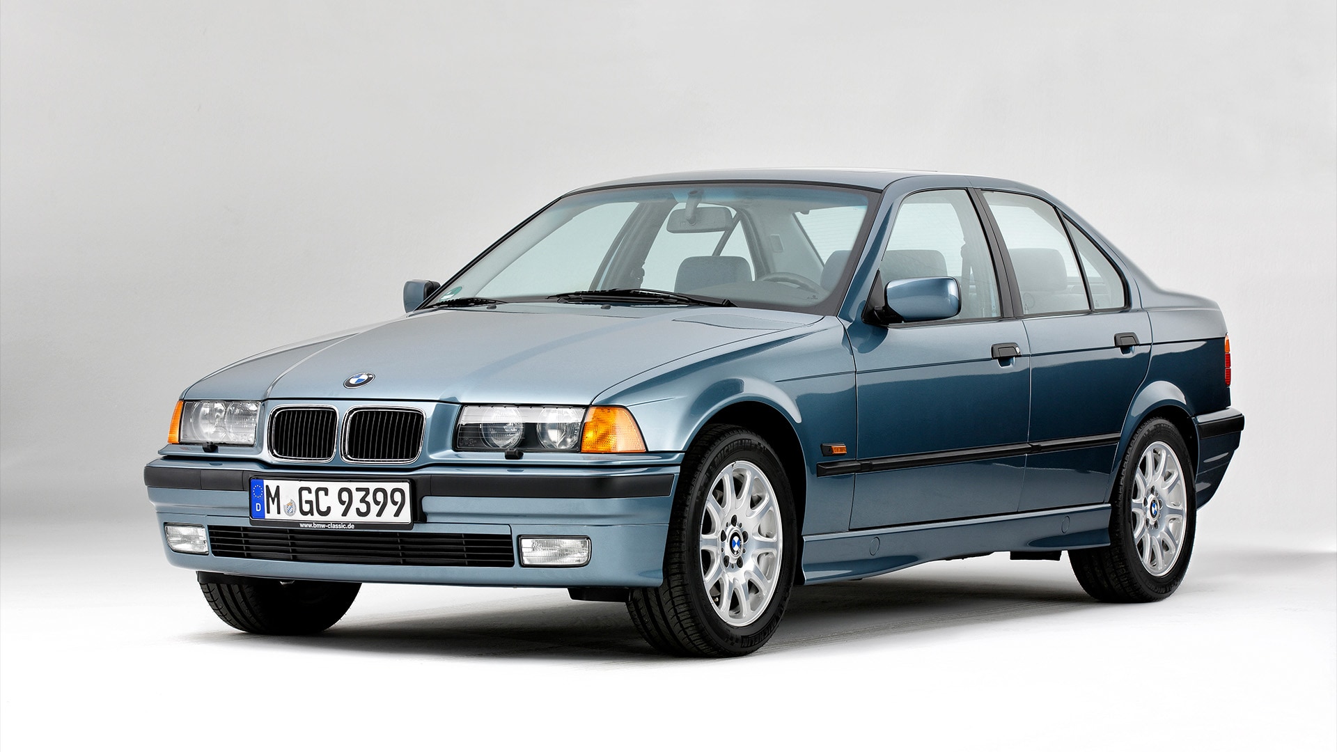 1990: The third generation of the BMW 3 Series focussed on clear vision – the first BMW in large-scale production with the now iconic four round headlamps behind glass. This allowed the freedom to accommodate different light shapes and technology without having to change the surface design.