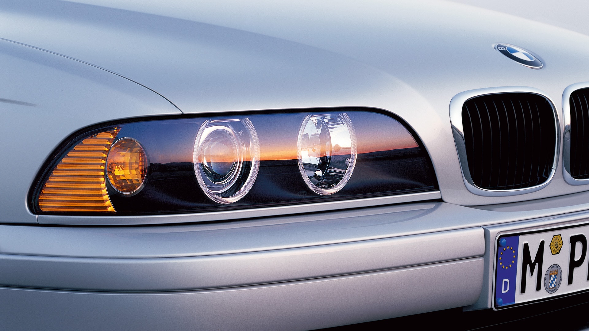 2001: With the corona rings, the BMW 5 Series introduced an unmistakable light signature. Initially generated by halogen light guides, they evolved into characteristic daytime running lights with LED technology – more precise and intense yet still iconic. 
