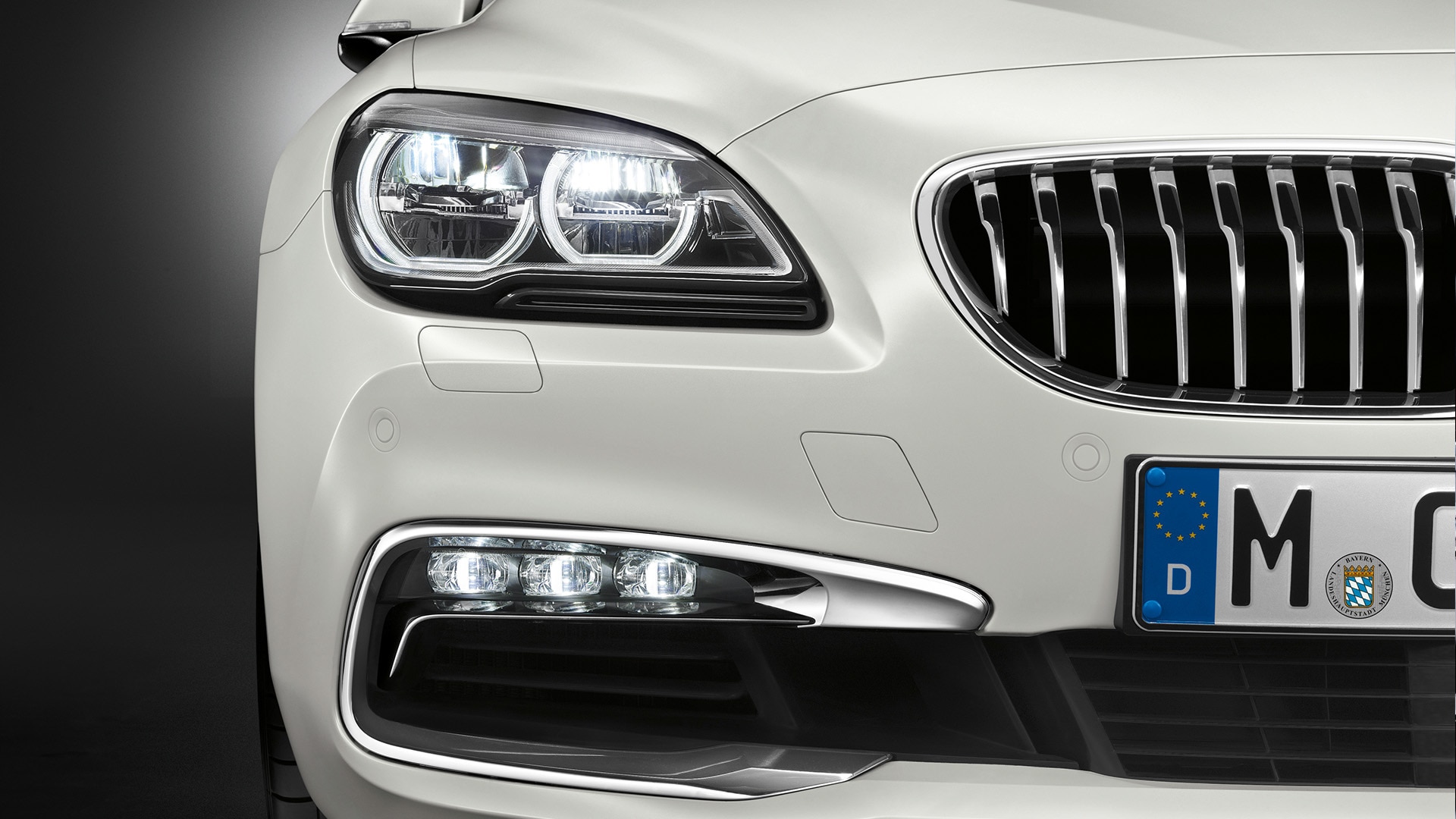 2012: The BMW 6 Series introduced adaptive full-LED headlamps, thereby improving light distribution, increasing efficiency, and reinterpreting the BMW light signature.