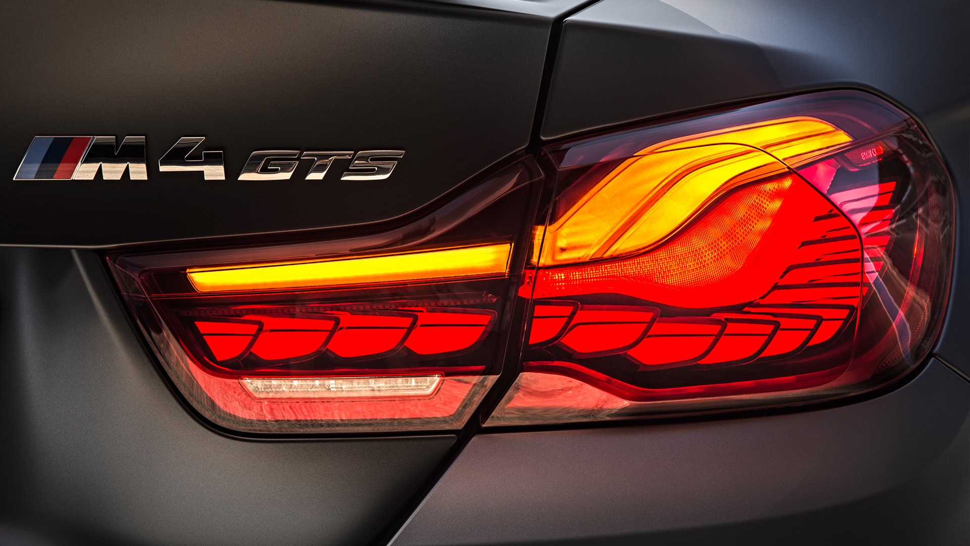 2016: The BMW M4 GTS brought a new dimension to lighting design with OLED rear lights. The ultra-flat, organic light-emitting diodes ensured razor-sharp contours and emphasised the dynamic lines of the coupé. 