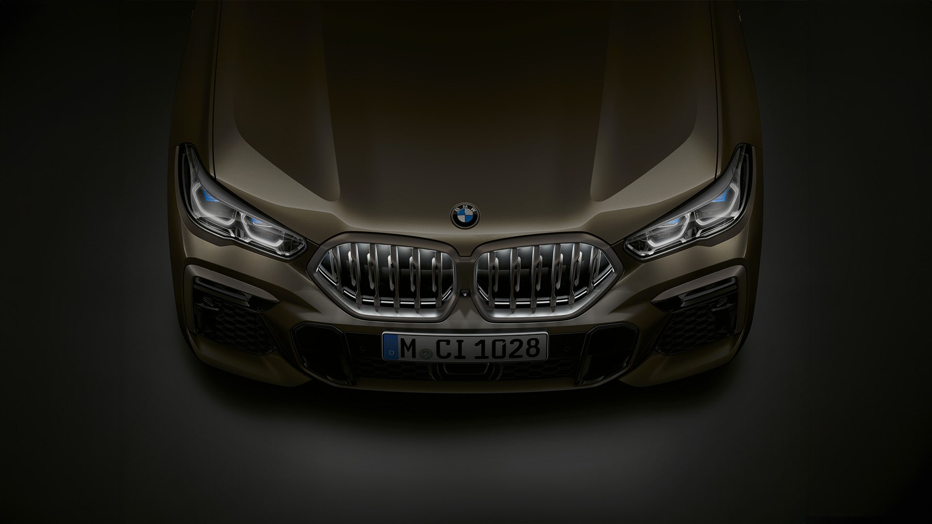 2019: With Iconic Glow, the BMW X6 has been given an illuminated BMW kidney grille. The discreet lighting accentuated the striking presence of the Sports Activity Coupé - even when the vehicle is at rest. 