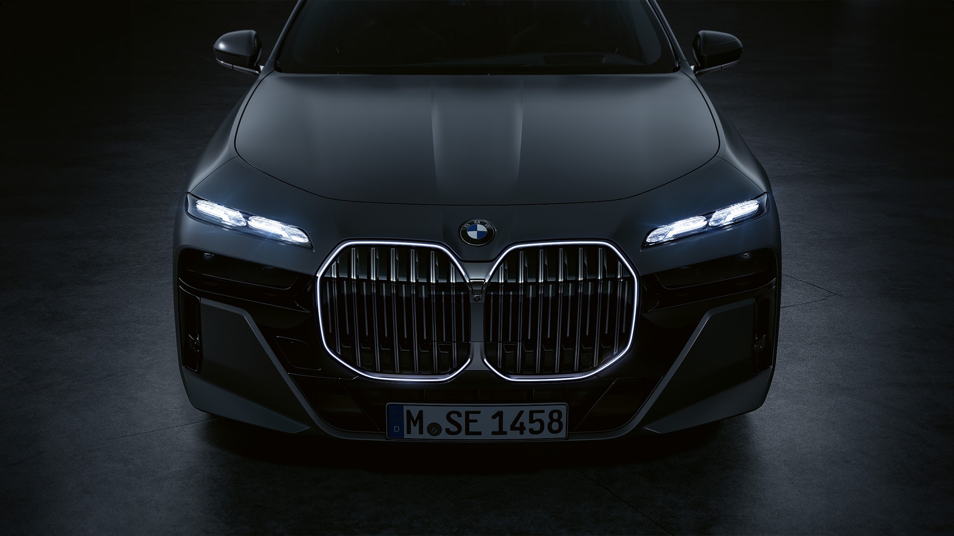 2022: The BMW 7 Series was the first to combine Swarovski crystals with innovative lighting technology. The crystal headlamps created a captivating light signature complemented by an elegantly illuminated kidney grille. 