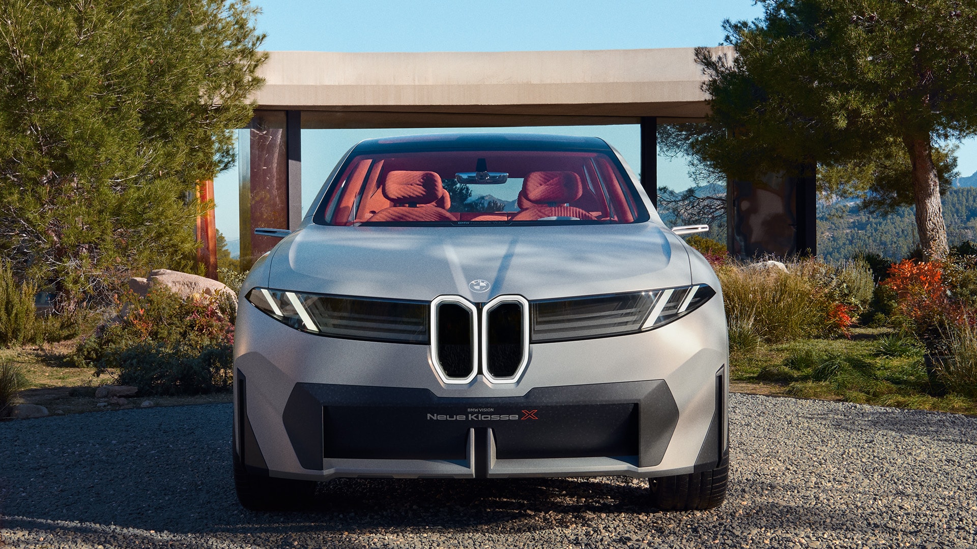 2024: The BMW Vision Neue Klasse X defines the future of lighting design. The iconic illuminated kidney grille and precisely designed headlamps are striking accents. This interplay of light, form, and function gives the visionary SAV a unique radiance.