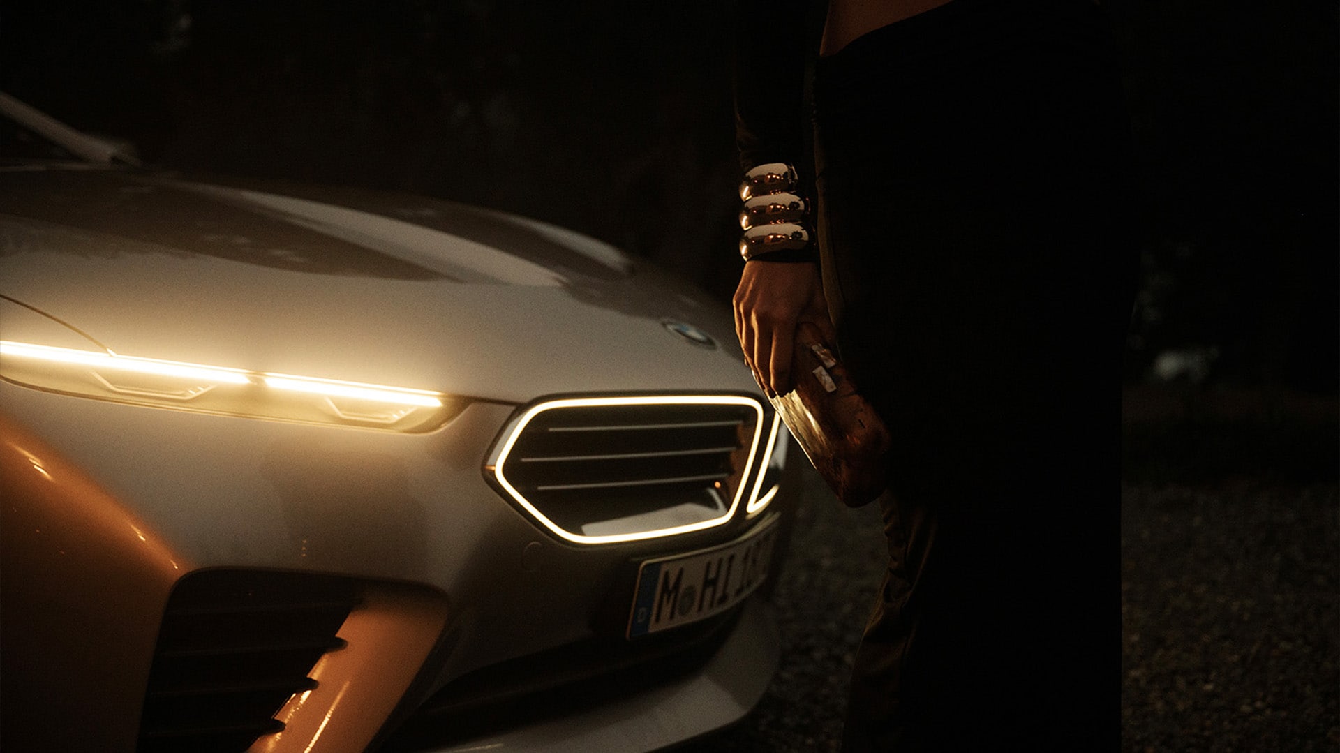The LED headlights, which are mounted on aluminium supports, feature the flattest design currently available and were custom-developed for the BMW Skytop.