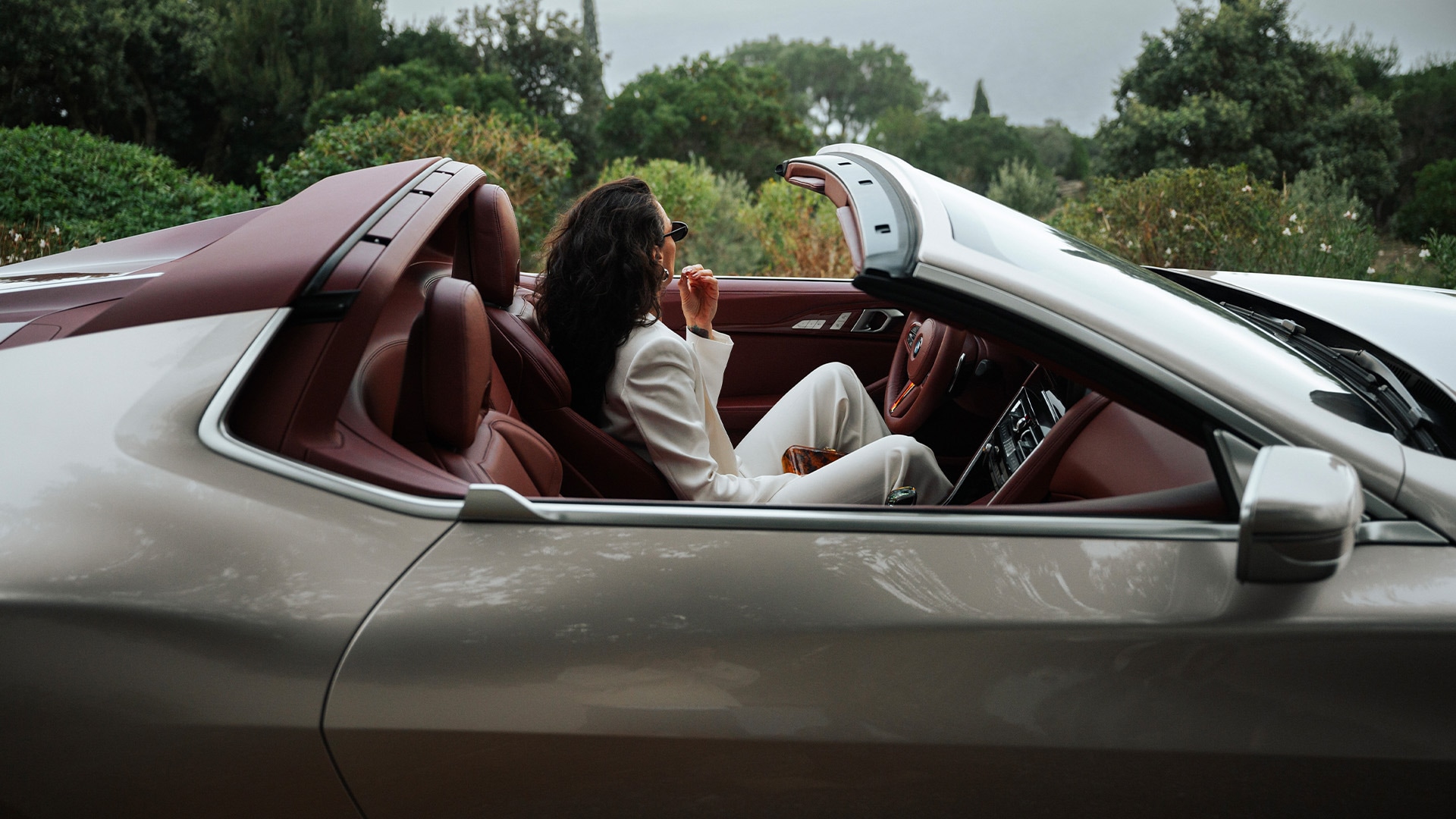 The leather-trimmed roll bar, retractable rear window, and leather-clad soft top all heighten the authentic roadster experience.