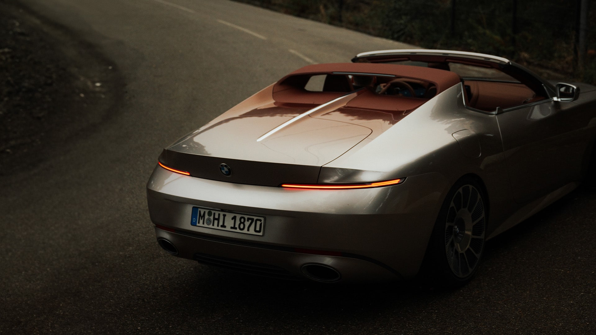At the rear, the reddish-brown tone of the roof seamlessly merges into the Floating Sundown Silver exterior. The intricate chrome shadow gradient is hand-applied by master painters.