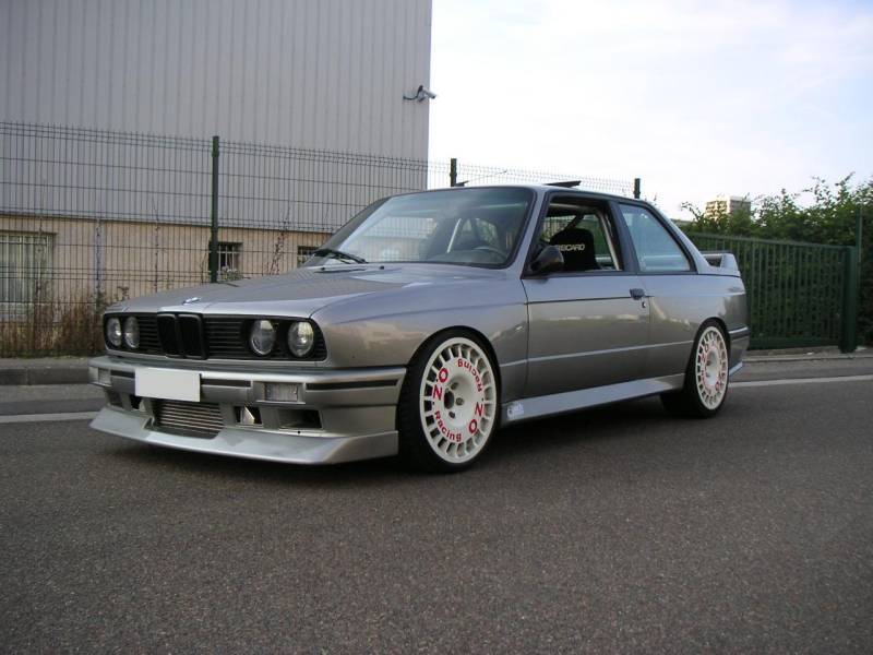 Pictures and videos of E30 also lots of featured BMW e30 